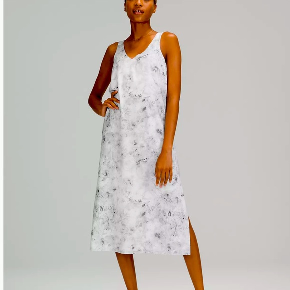 lululemon athletica Dresses & Skirts - NEW Lululemon V-neck midi dress sz 4